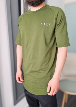 Green T-Shirt "١٤٤٣" von Qawy