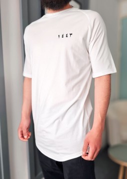 Weißer T-Shirt "١٤٤٣" von Qawy